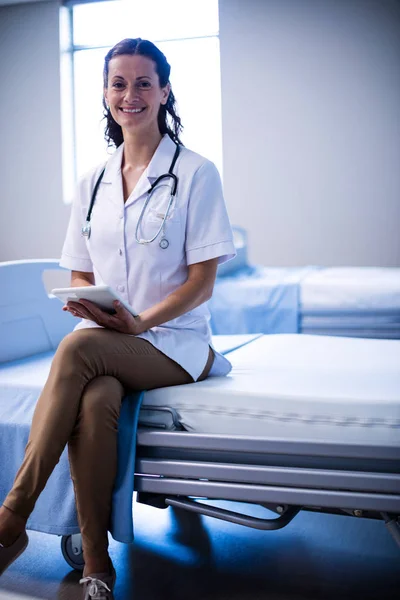 Femme médecin en utilisant tablette numérique en salle — Photo