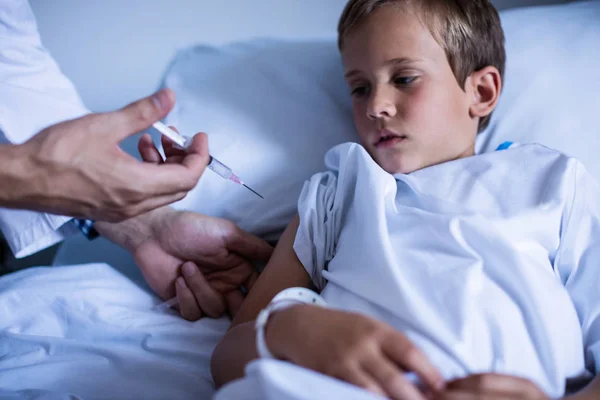 Médico masculino que administra a injecção — Fotografia de Stock