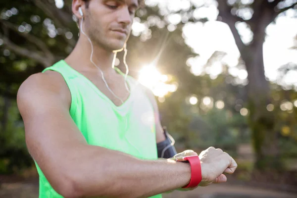 Człowiek, sprawdzanie czasu podczas joggingu — Zdjęcie stockowe
