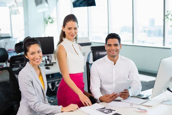 Compañeros de negocios discutiendo sobre tableta — Foto de Stock