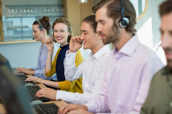 Customer service managers werken in callcenter — Stockfoto