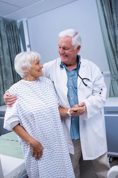 Médecin assistant le patient âgé à l'hôpital — Photo