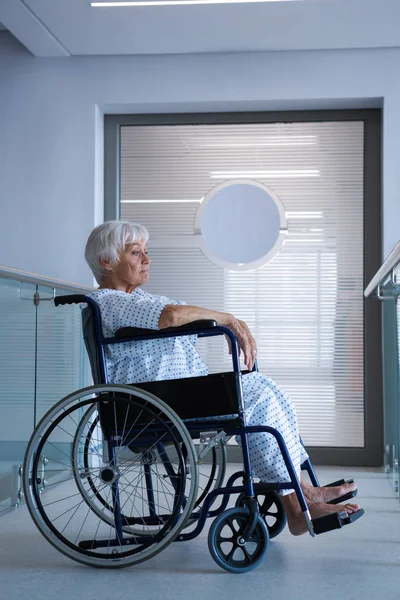 Patient âgé handicapé en fauteuil roulant — Photo