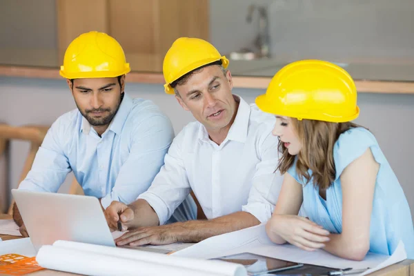 Architecten bespreken over laptop — Stockfoto