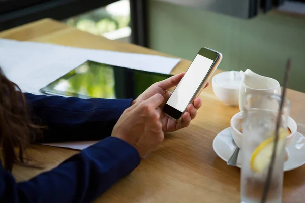 Жінка використовує мобільний телефон у кафе — стокове фото