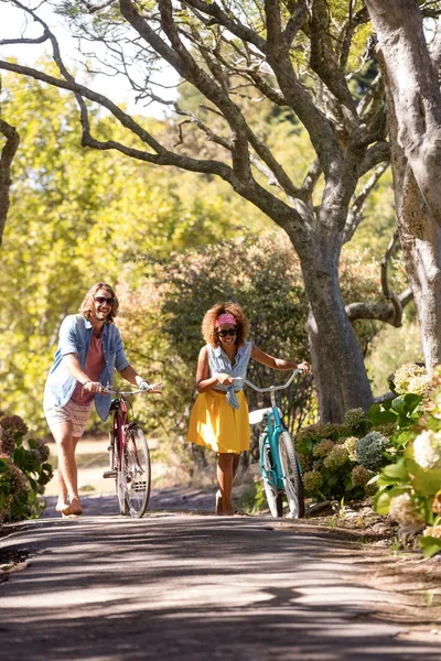 자전거와 함께 산책 하는 행복 한 커플 — 스톡 사진