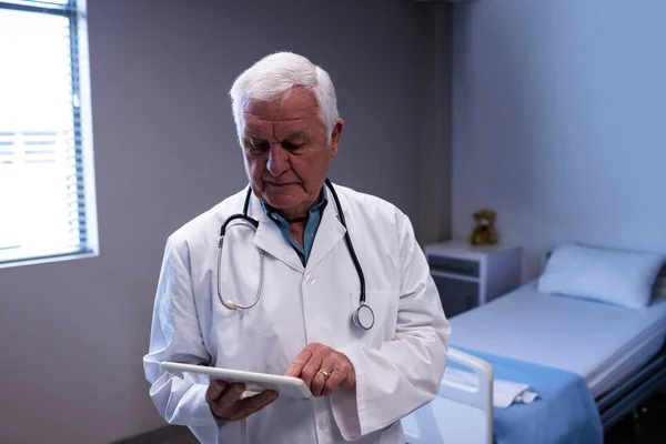 Male doctor using tablet in ward — Stock Photo, Image