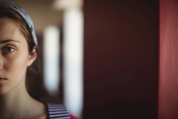 Portret van schoolmeisje in bibliotheek — Stockfoto