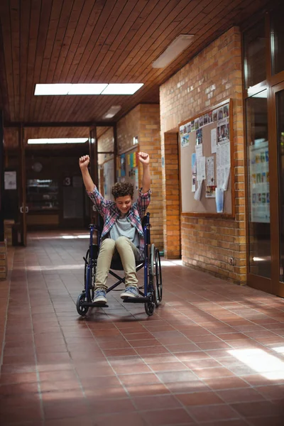 Інвалідний школяр на інвалідному візку в коридорі — стокове фото