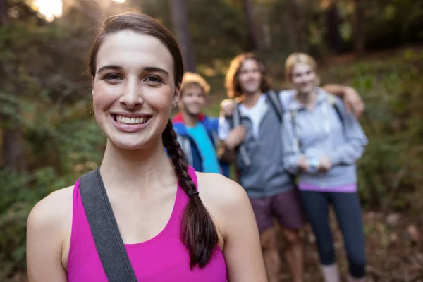 Gülümseyen kadın arkadaşlarıyla hiking — Stok fotoğraf