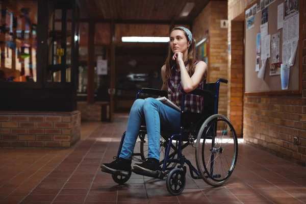 Zakázané školačka na vozíku na chodbě — Stock fotografie