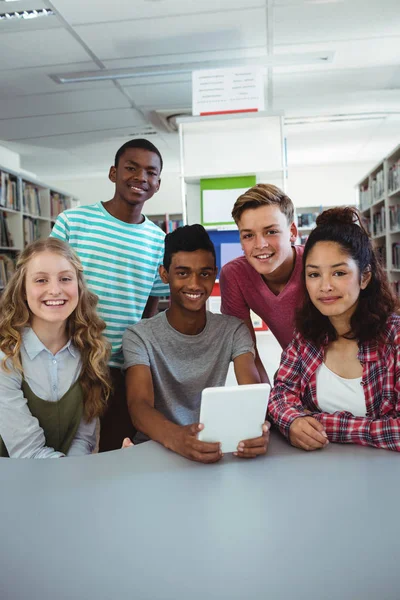 Pewny siebie studentów siedzi przy biurku — Zdjęcie stockowe