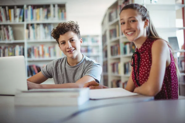 Mitschüler machen Hausaufgaben in Bibliothek — Stockfoto