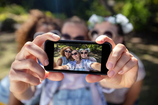 Female friends taking selfie with phone — Stock Photo, Image