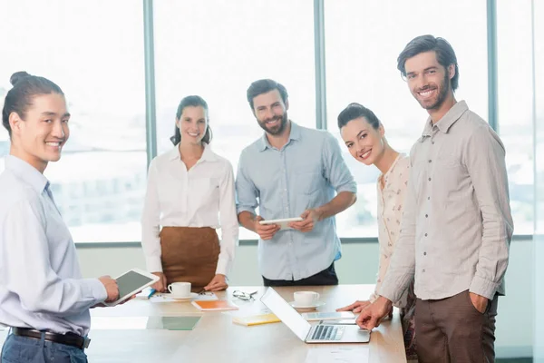 Bedrijfsleiders permanent in vergaderruimte — Stockfoto