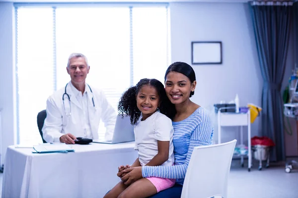 Médico sorridente e paciente — Fotografia de Stock