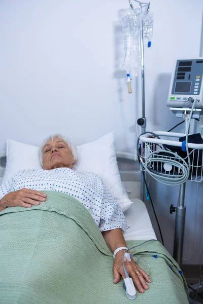Старший пацієнт лежить на ліжку — стокове фото