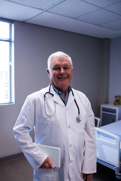 Male doctor standing in ward — Stock Photo, Image