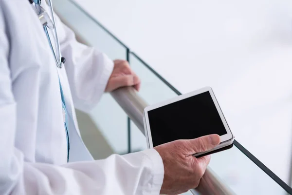 Médico usando una tableta digital en el pasillo —  Fotos de Stock