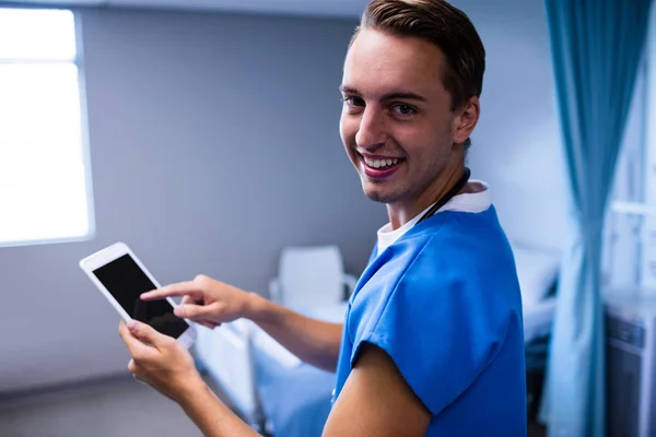 Médico usando tablet digital na enfermaria — Fotografia de Stock