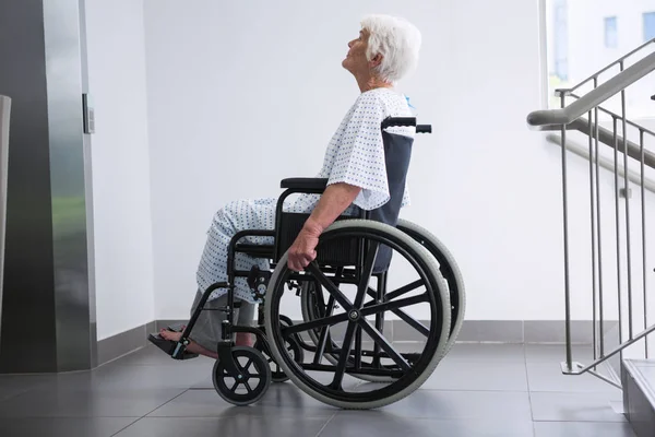 Patient âgé handicapé en fauteuil roulant — Photo