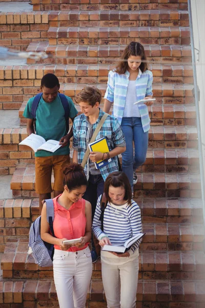 Studenten ziehen Treppe hinunter — Stockfoto