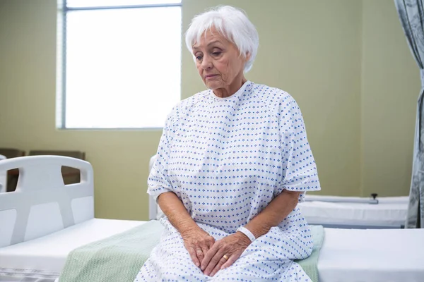 Paciente idoso preocupado sentado na cama — Fotografia de Stock