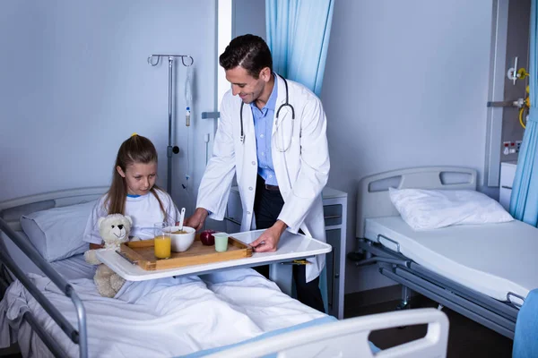 Doctor serving breakfast to girl — Stock Photo, Image