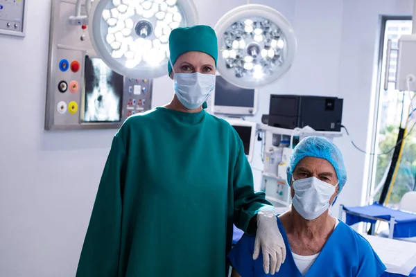 Kirurger som bär kirurgiska masker — Stockfoto