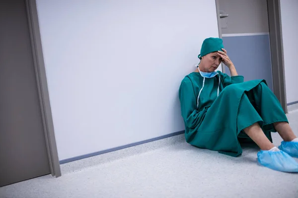 Feszült női sebész ül a folyosó — Stock Fotó