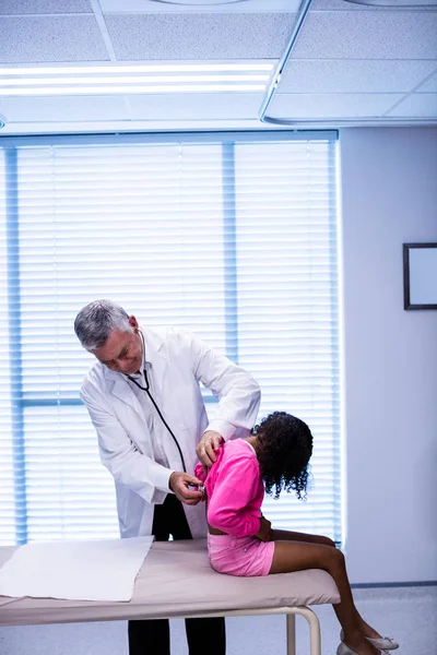 Arzt untersucht Patientin mit Stethoskop — Stockfoto