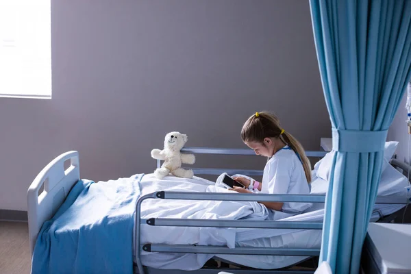 Paciente em uso de comprimido digital em enfermaria — Fotografia de Stock