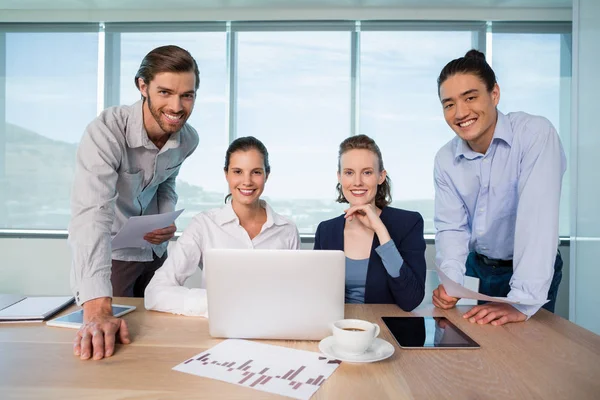 Lächelnde Führungskräfte im Konferenzraum — Stockfoto