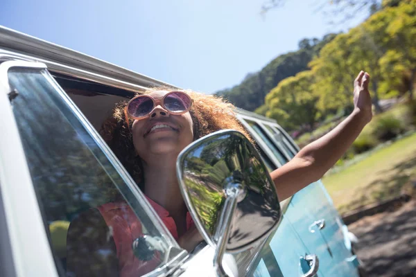 Mujer mirando por la ventana de la caravana — Foto de Stock