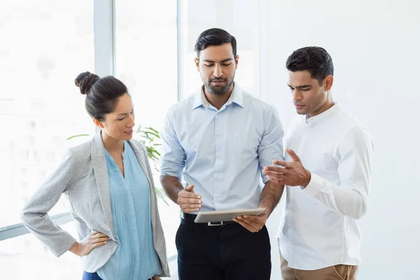 Kollegen aus der Wirtschaft diskutieren — Stockfoto