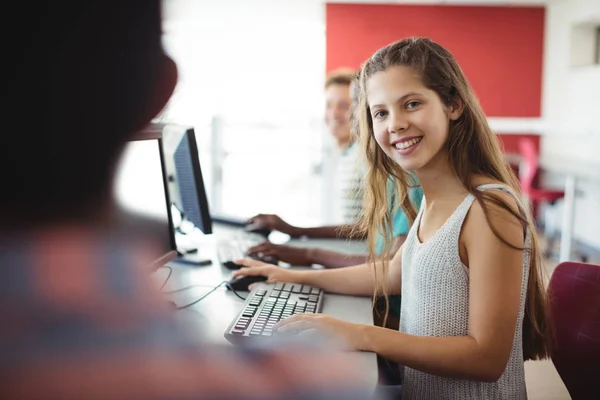 Estudante usando computador em sala de aula — Fotografia de Stock