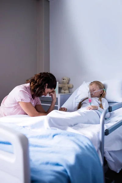 Triste médecin assis avec le patient — Photo