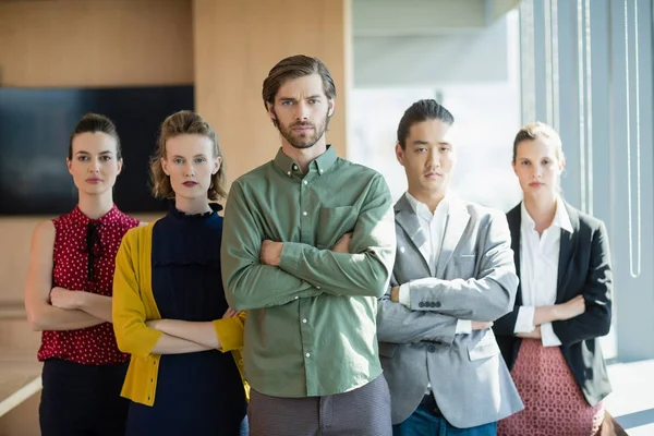 Cadres d'entreprise avec bras croisés — Photo