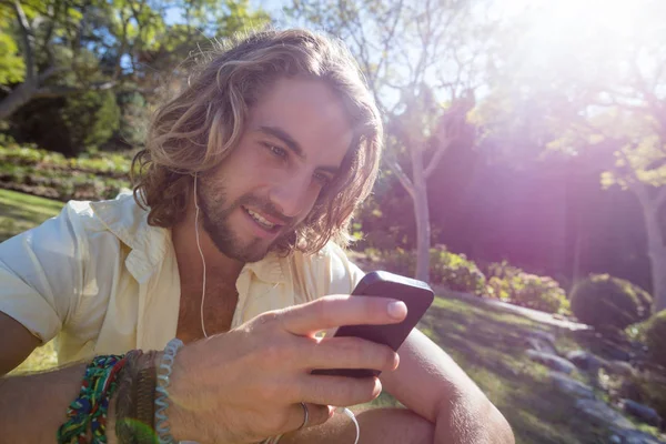 Cep telefonundan müzik dinleyen adam. — Stok fotoğraf