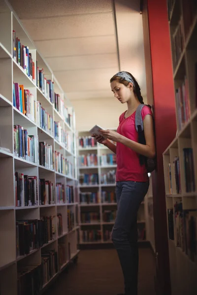 Colegiala atenta usando tableta digital — Foto de Stock