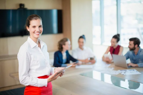 Kvinnliga business executive stående — Stockfoto