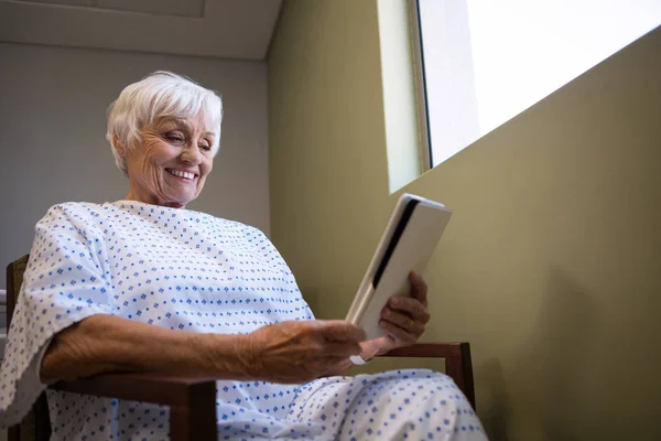 Senior patiënt bedrijf digitale tablet — Stockfoto