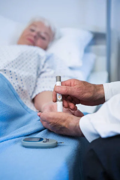 Pruebas médicas diabetes del paciente — Foto de Stock