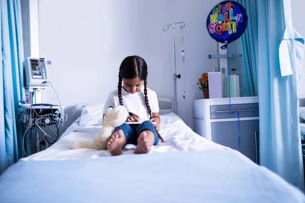 Patient using digital tablet on bed — Stock Photo, Image