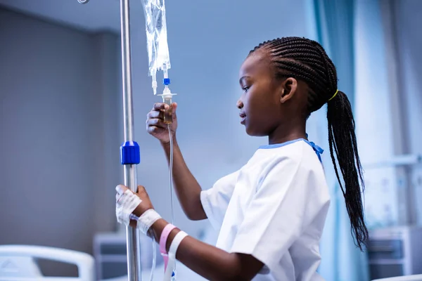 Patient holding IV stand at hospital — Stock Photo, Image