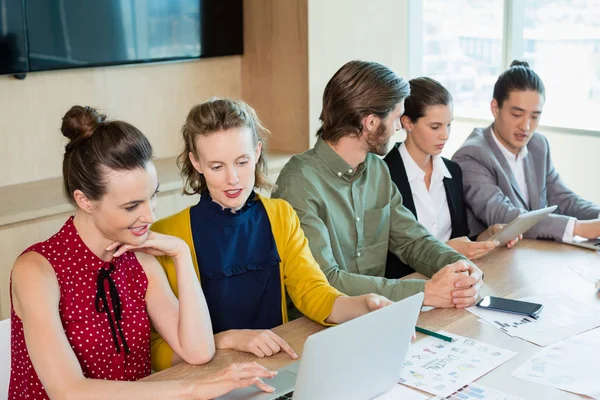 Business team interactie met elkaar — Stockfoto