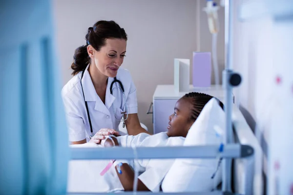 Ärztin tröstet Patientin bei Besuch — Stockfoto