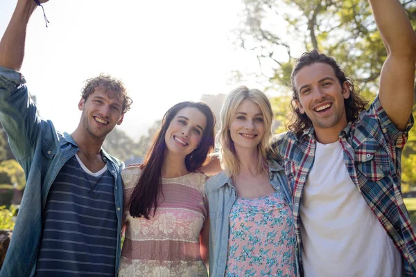 Amici in piedi insieme nel parco — Foto Stock