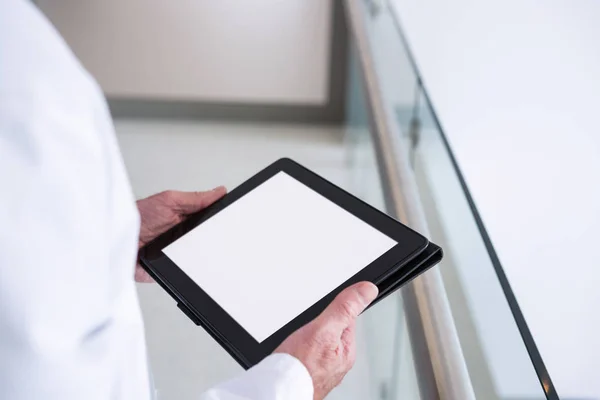 Médico usando um tablet digital na passagem — Fotografia de Stock