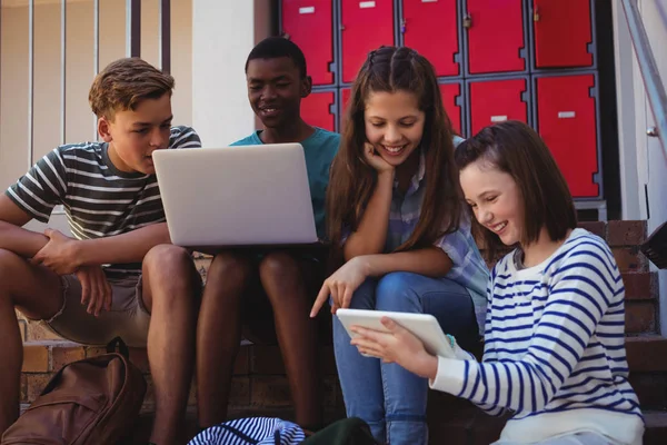 Elever som använder bärbar dator, telefon och surfplatta — Stockfoto